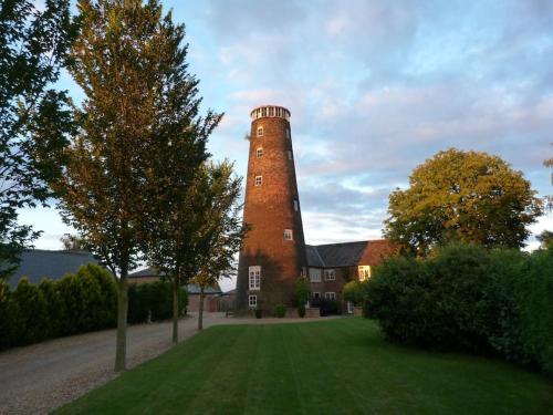 The Old Mill 7 storey dog friendly outdoor pool & bbq — 4-Star Luxury Hotel in Stoke Ferry, United Kingdom