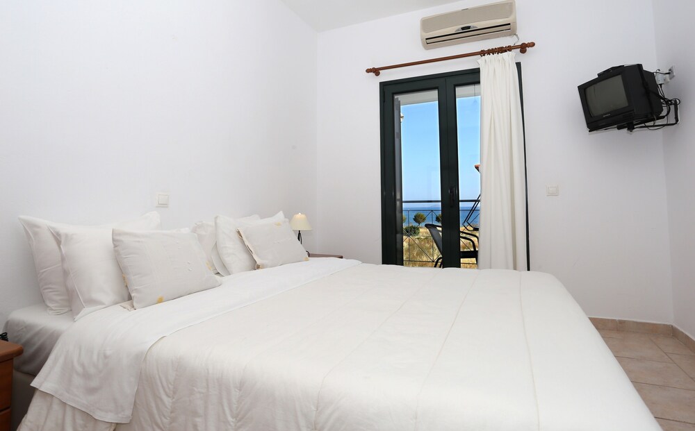 Koukounari Apartments — 4-Star Luxury Hotel in Aegina, Greece
