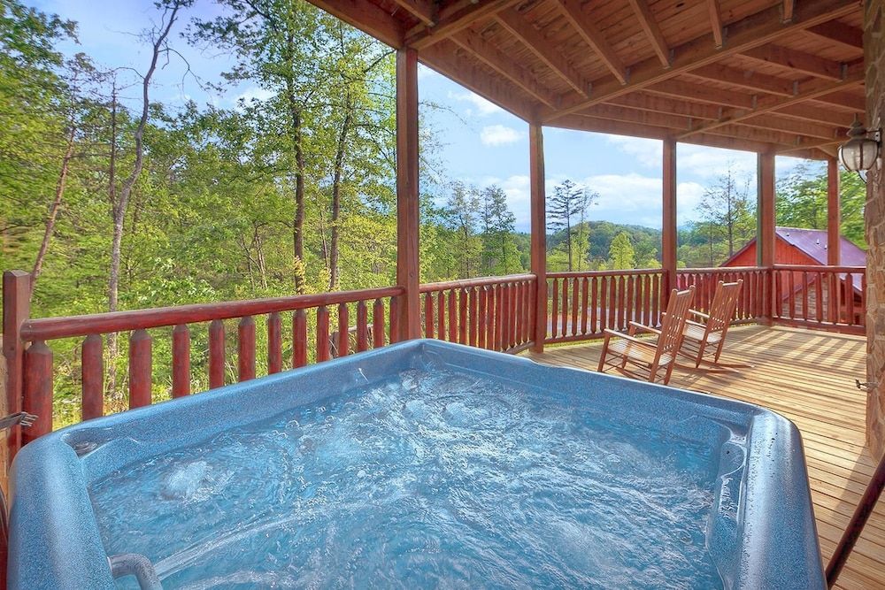 Knotty Nice: Theater Hot Tub Sauna Near Town — 4-Star Luxury Hotel in Gatlinburg, United States