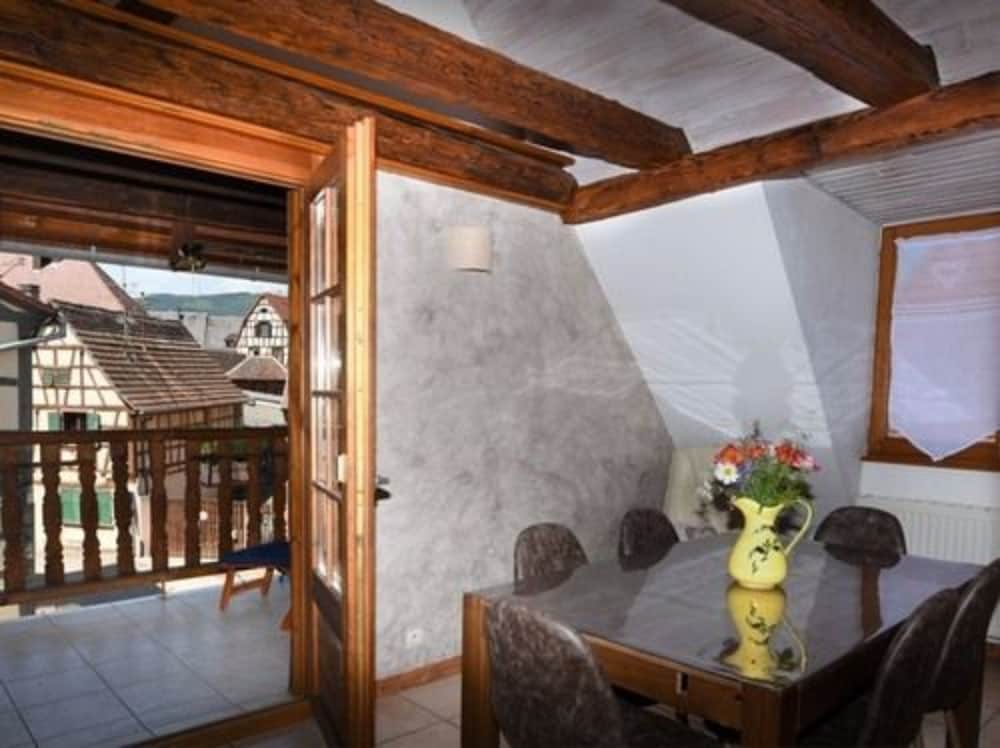 Un balcon sur les toits — hotel in Wintzenheim