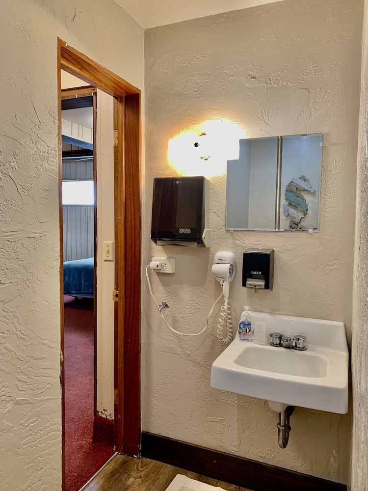 Breakers Boutique Inn - photo 100
