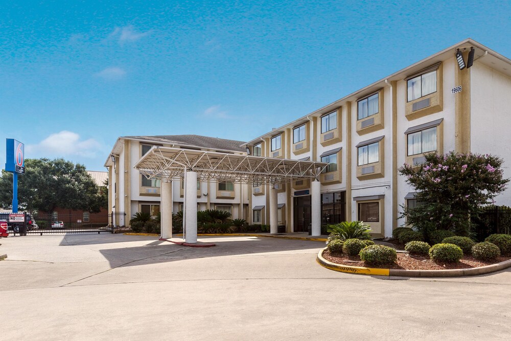 Motel 6 Houston North Spring - carbon neutral hotel in Spring