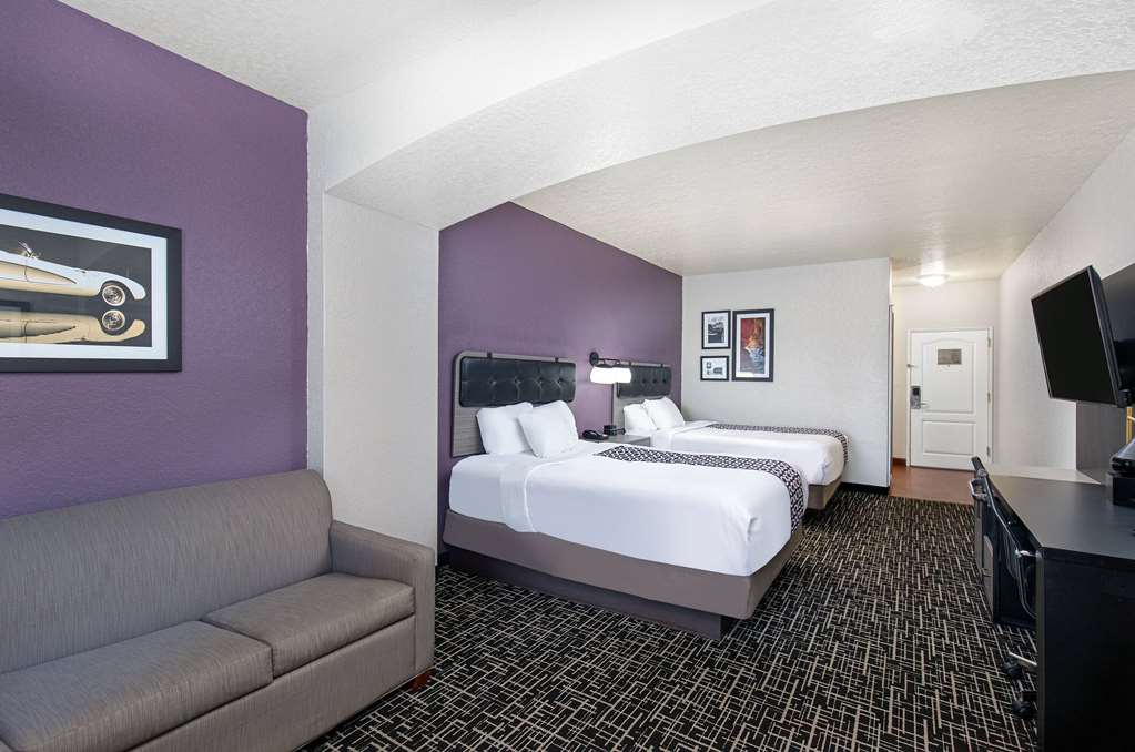 La Quinta Inn & Suites by Wyndham Bowling Green - photo 51