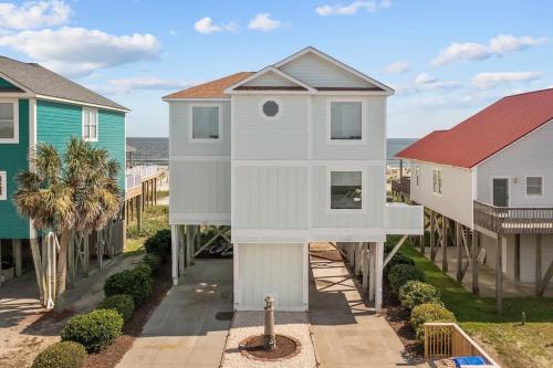 Oceanfront Luxury Private Steps to Beach New in Oak Island, United States
