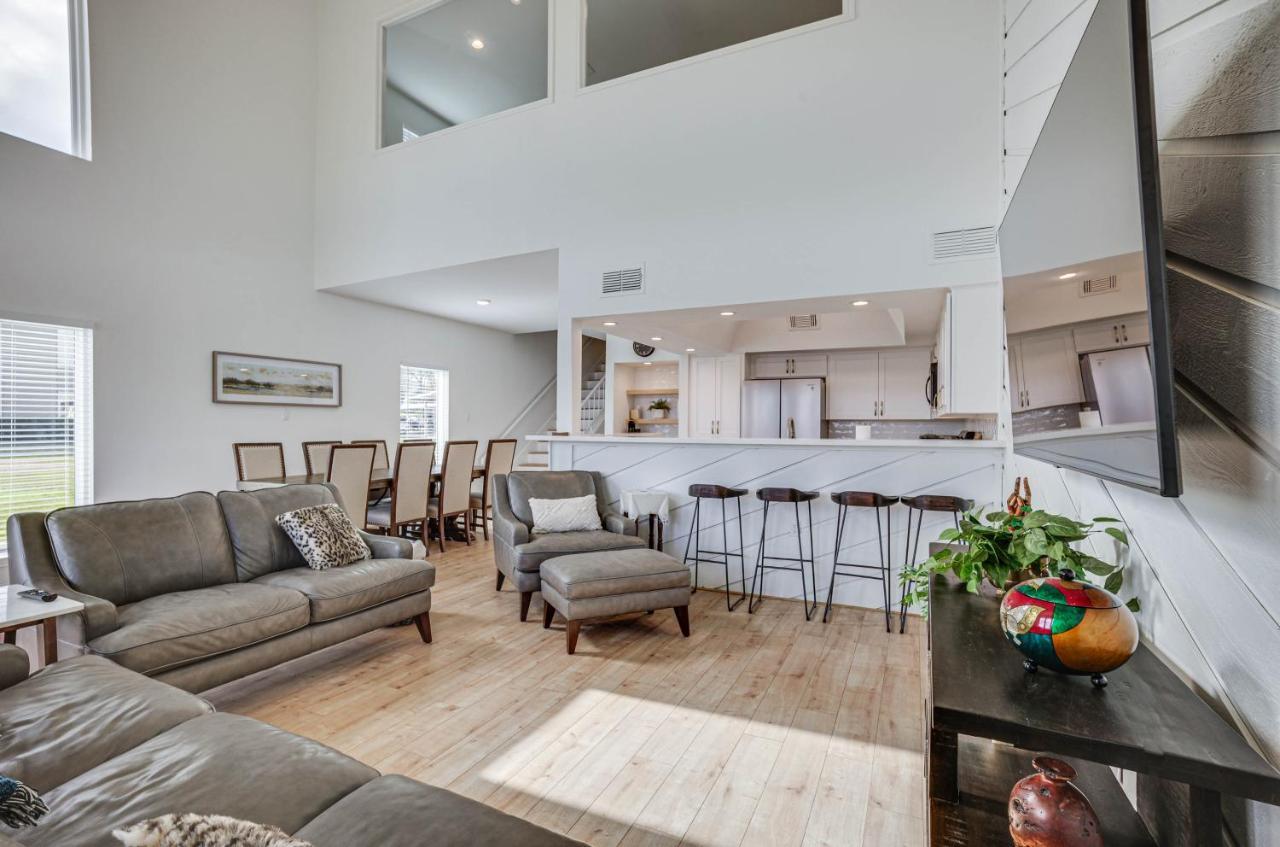 Gorgeous Lakefront Townhome With Pool Access And Views — Montgomery
