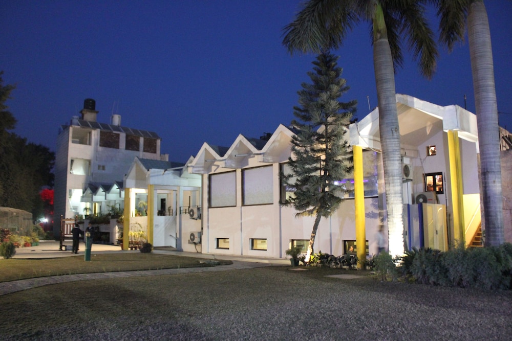 Coral River Resort - carbon neutral hotel in Pathankot