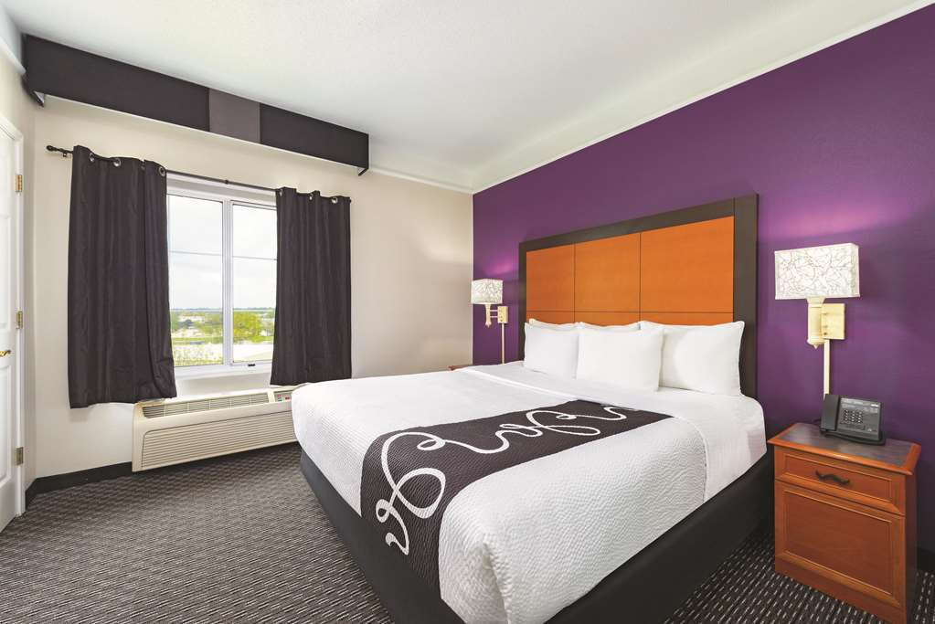 La Quinta Inn & Suites by Wyndham St. Louis Westport - photo 40