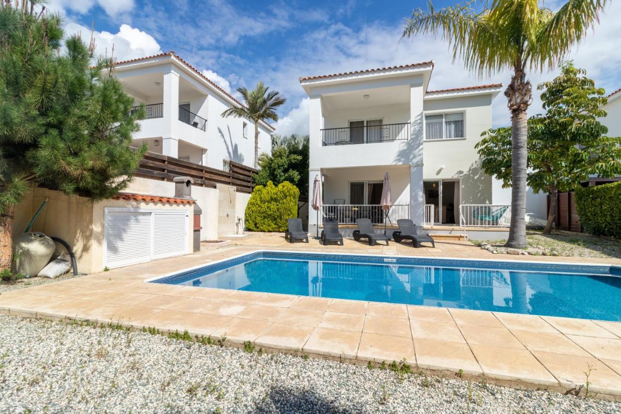 Amelia Villa in Coral Bay with private pool and close to a sandy beach