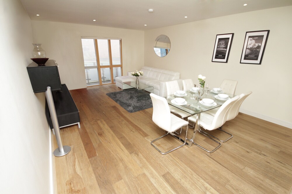 Grand Canal Quay Apt Sleeps 10 — 4-Star Luxury Hotel in Dublin, Republic of Ireland