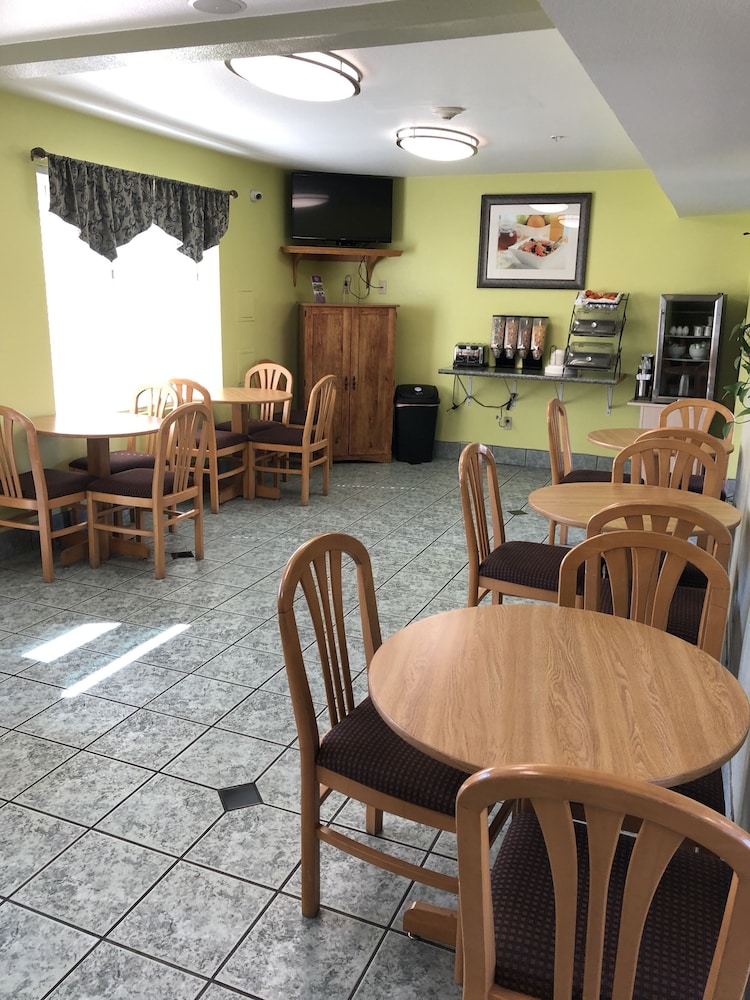 Cloverdale Wine Country Inn & Suites - photo 44