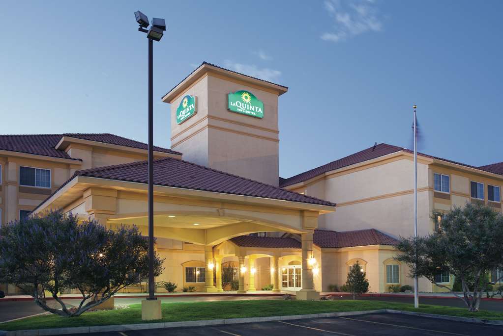 La Quinta Inn & Suites by Wyndham Albuquerque Midtown - photo 4
