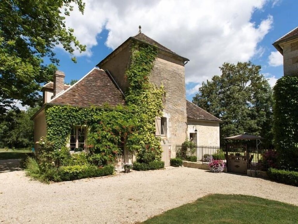 Le Pigeonnier Colbert - carbon neutral hotel in Bouilly