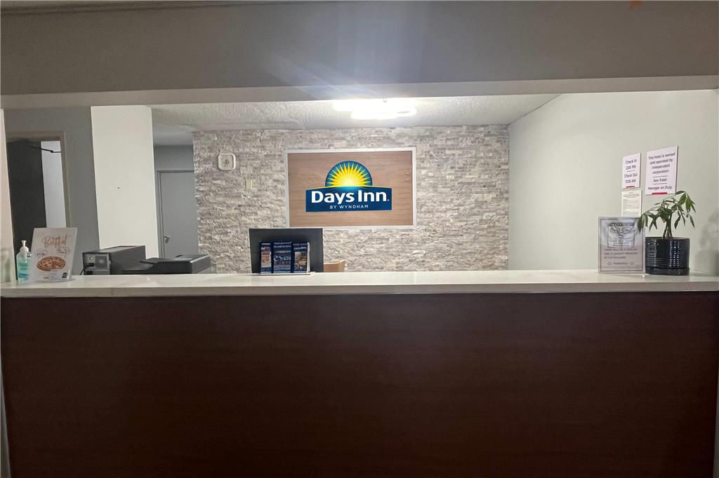 Days Inn & Suites by Wyndham Williamsburg IA North - photo 3