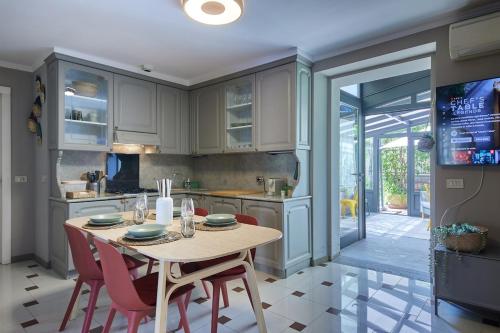 Navigli Appartamento di classe con Terrazza — 4-Star Luxury Hotel in Milan, Italy