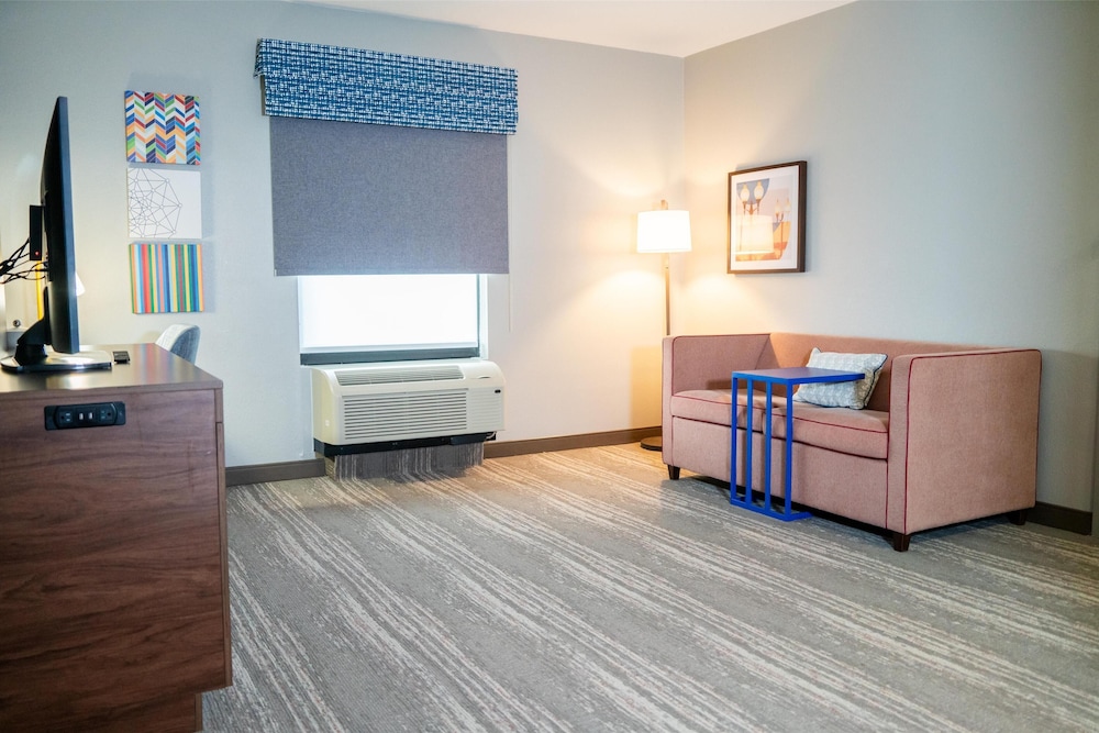 Hampton Inn Gonzales - photo 18