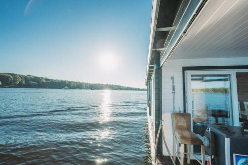 Hausboot Havelbiber - carbon neutral hotel in Unknown City