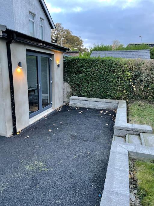Cheerful 2 bed house on Causeway Coastal Route with parking — 4-Star Luxury Hotel in Newtownabbey, United Kingdom