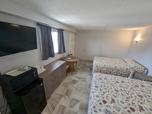 Admiral Resort Motel - photo 21