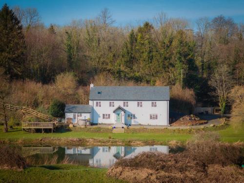 Luxury Riverside Escape in North Devon Stunning Views in Bideford, United Kingdom