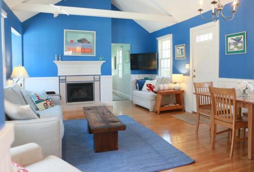 Stay On The Cape Vacation Rentals: Walk To Beach Hyannisport Three Bedroom — 4-Star Luxury Hotel in Barnstable, United States