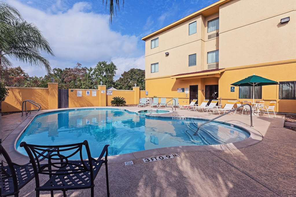 La Quinta Inn & Suites by Wyndham Pasadena - photo 8
