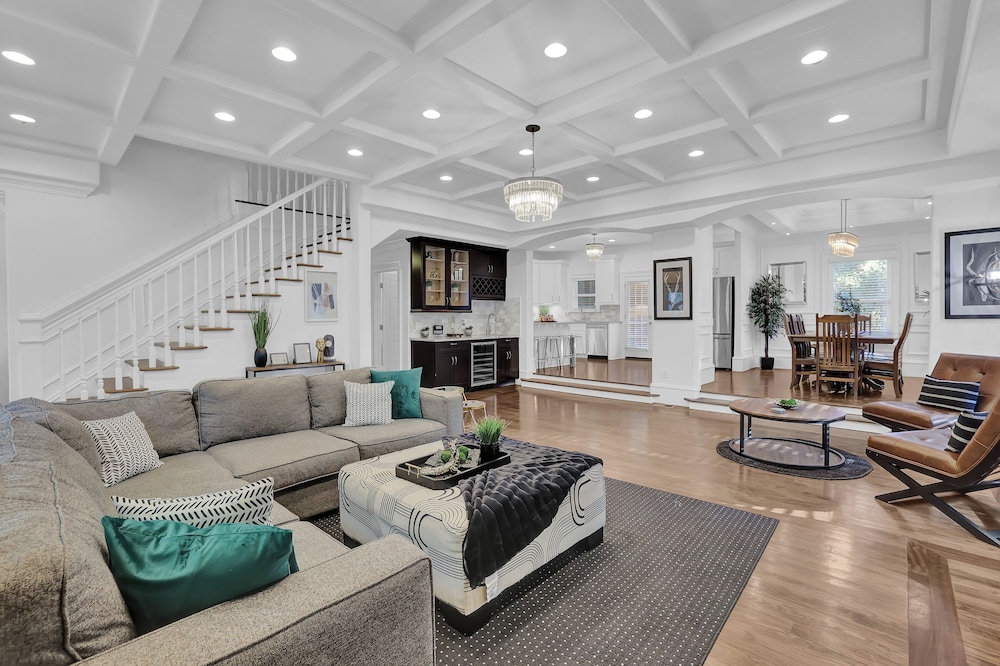 Stunning 6BR Buckhead OasisPrivate BathEachRoom in Atlanta, United States