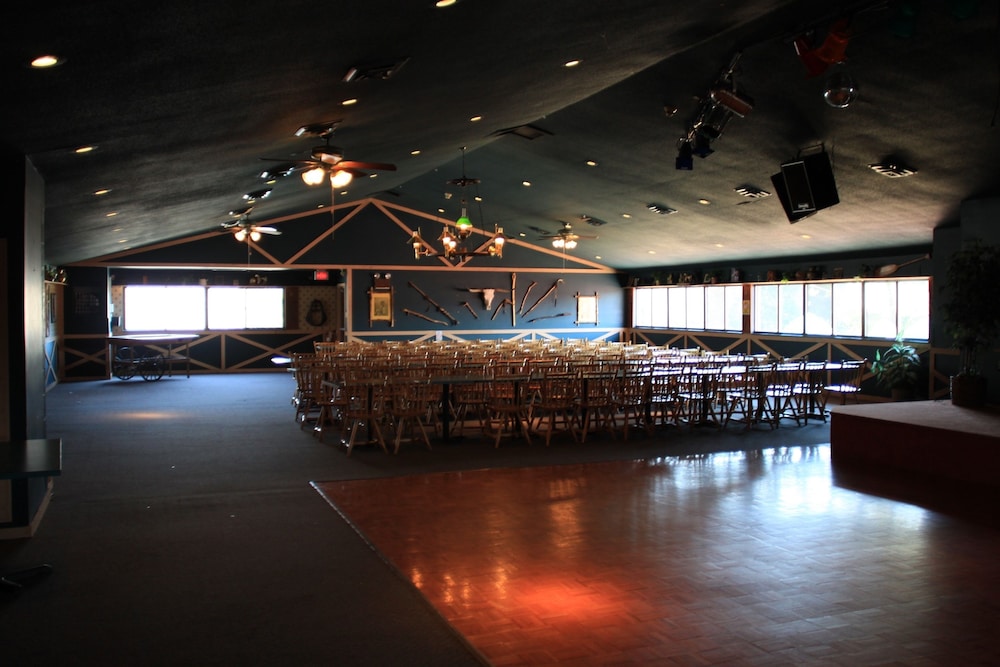 Circle M RV & Camping Resort Caravan Park - photo 33