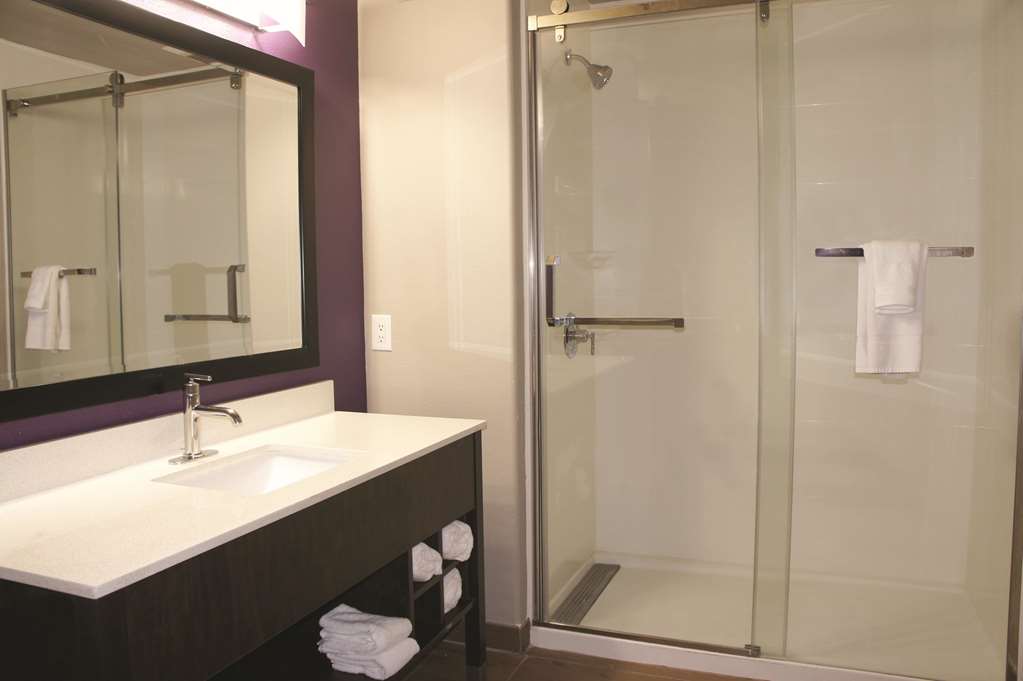 La Quinta Inn & Suites by Wyndham Pharr North McAllen - photo 33
