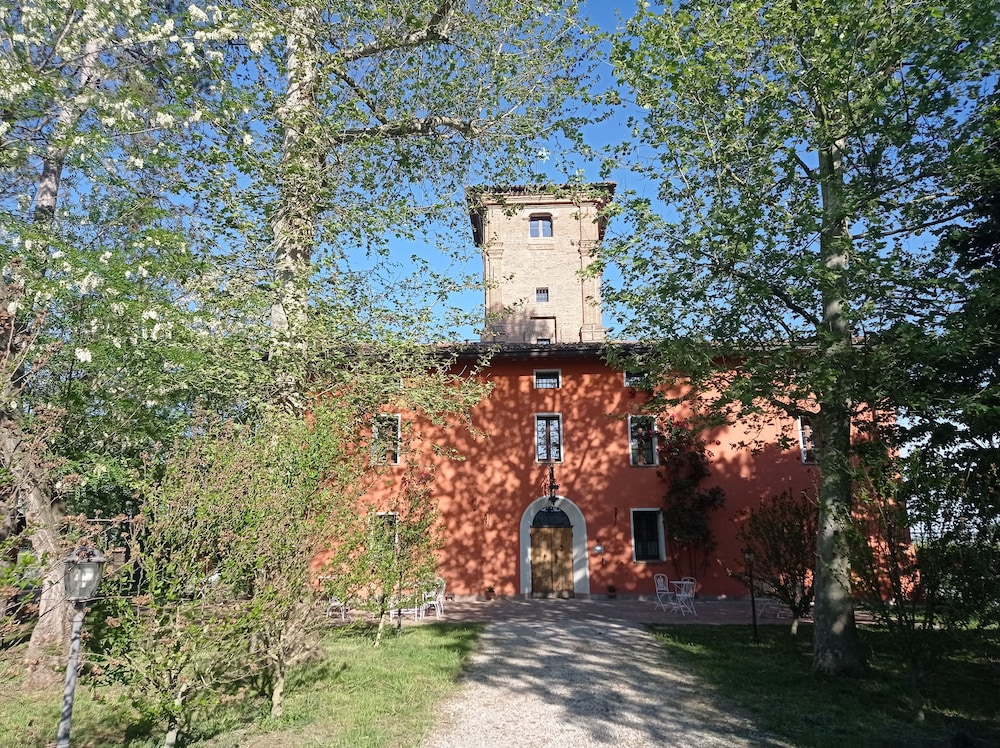 Tenuta Torre Diana — 4-Star Luxury Hotel in Mordano, Italy