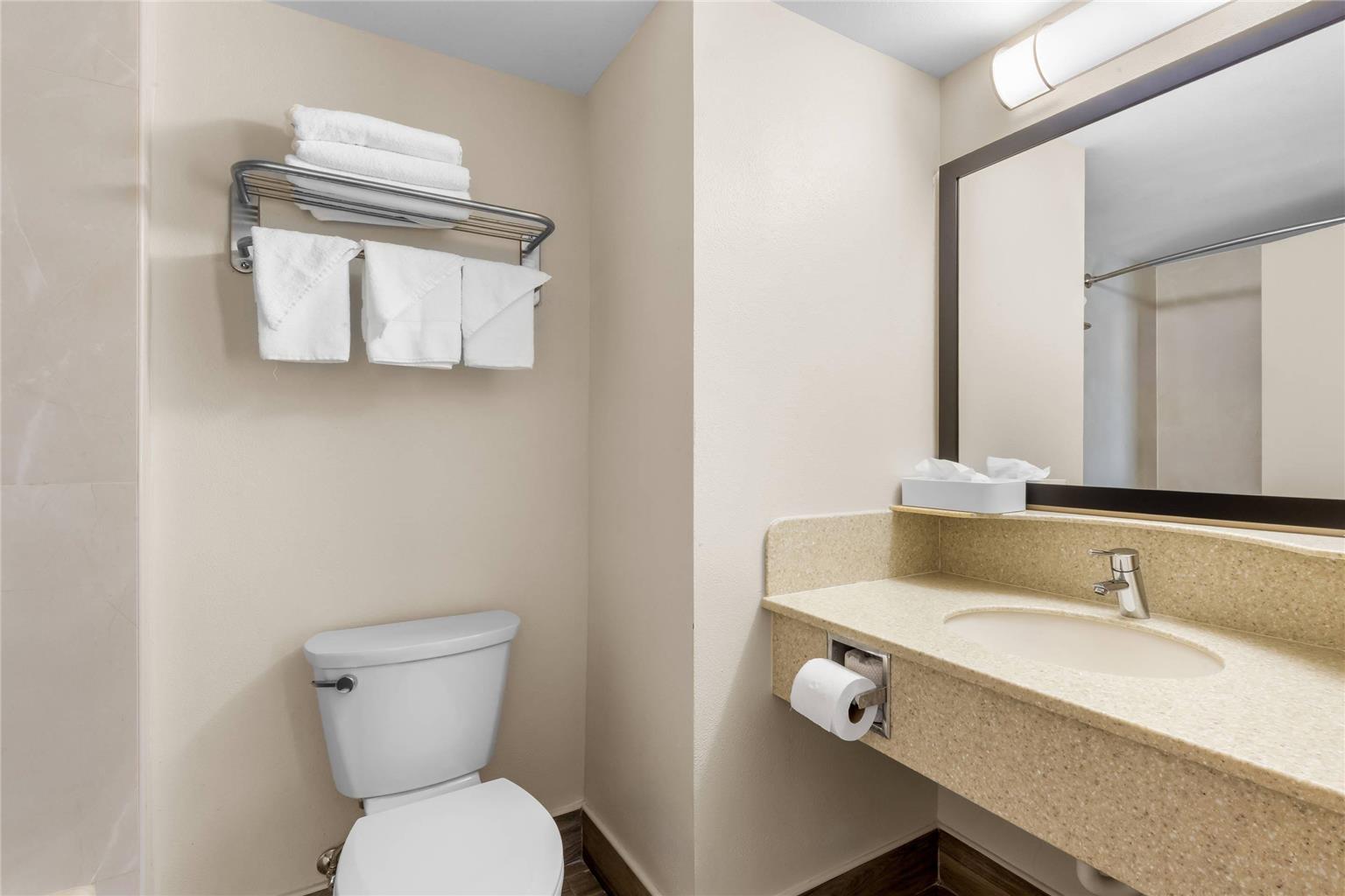Econo Lodge Woodbridge - photo 30