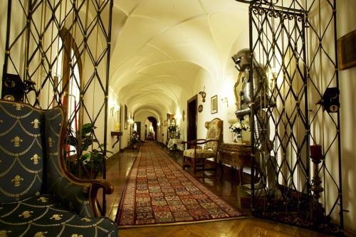 Schlosshotel Post Edelfreisitz Sprengenstein — Imst
