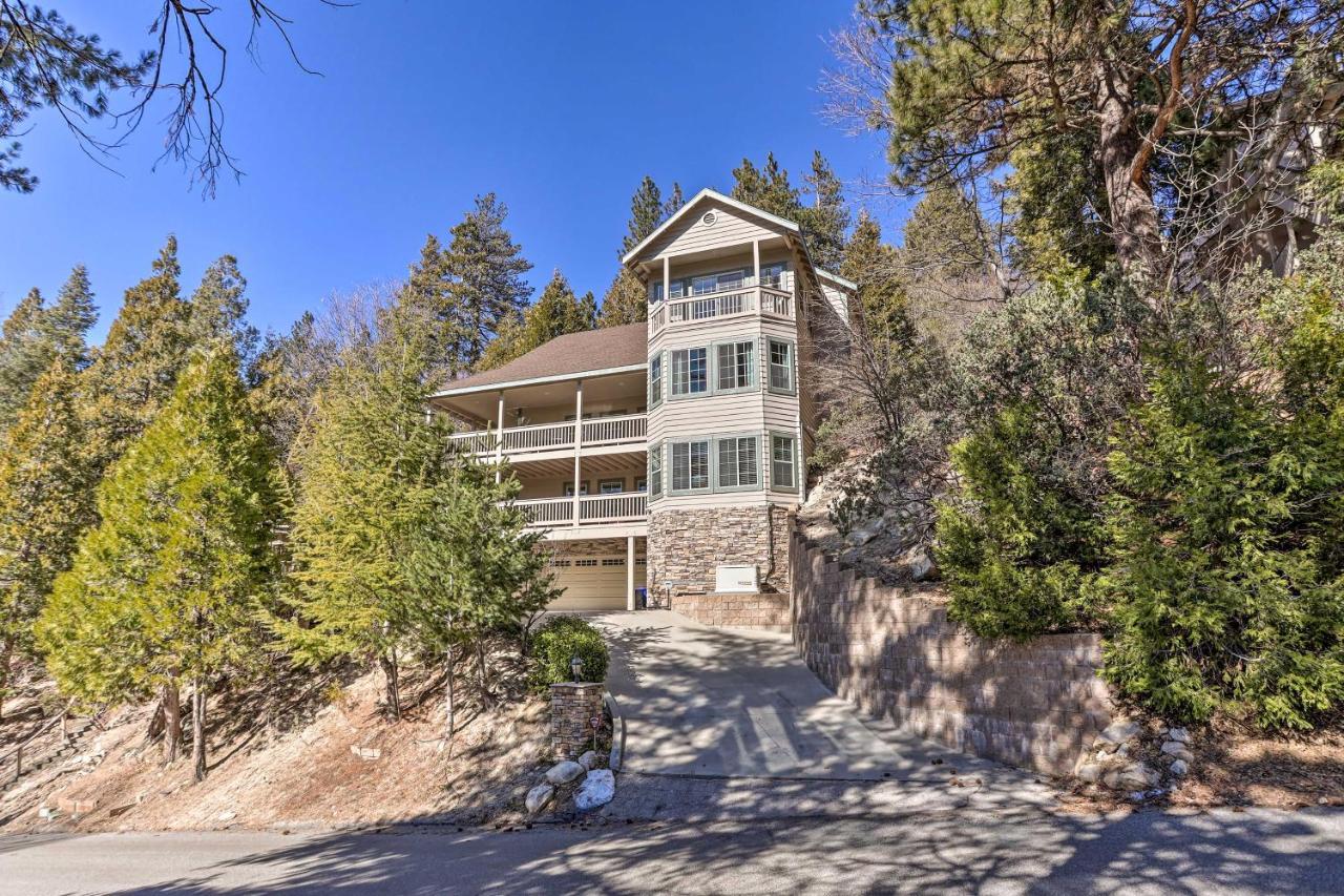 Huge Lake Arrowhead Home with 3 Decks And Grill — 4-Star Luxury Hotel in Lake Arrowhead, United States