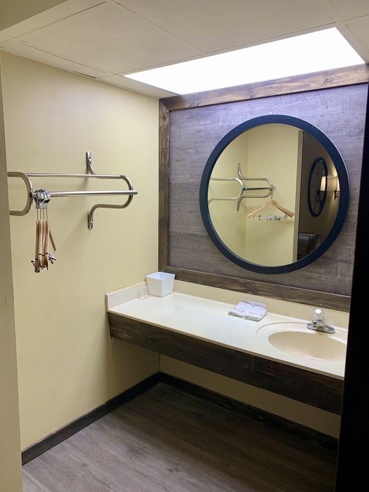 Executive Inn Chester - photo 17