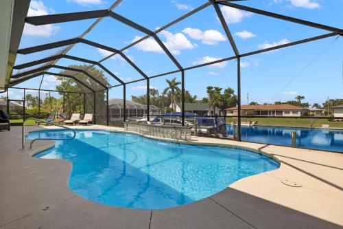 Villa Amore Fully fenced electric heated oversized pool home w lots of privacy SWFL Rentals — 4-Star Luxury Hotel in Cape Coral, United States