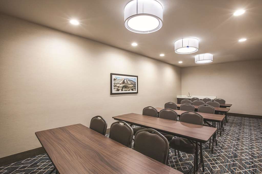 La Quinta Inn & Suites by Wyndham Dallas Northeast Arboretum - photo 25