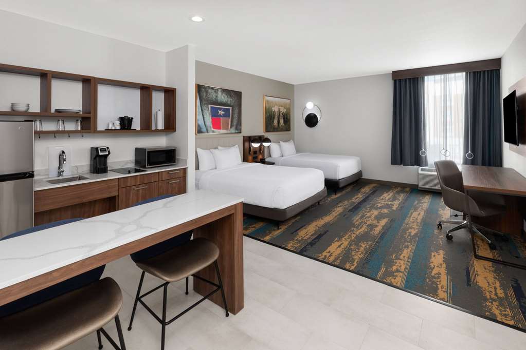 La Quinta Inn & Suites by Wyndham San Antonio at the RIM - photo 32