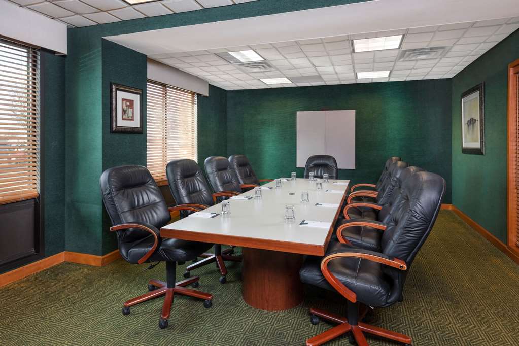 La Quinta Inn & Suites by Wyndham Garden City - photo 55
