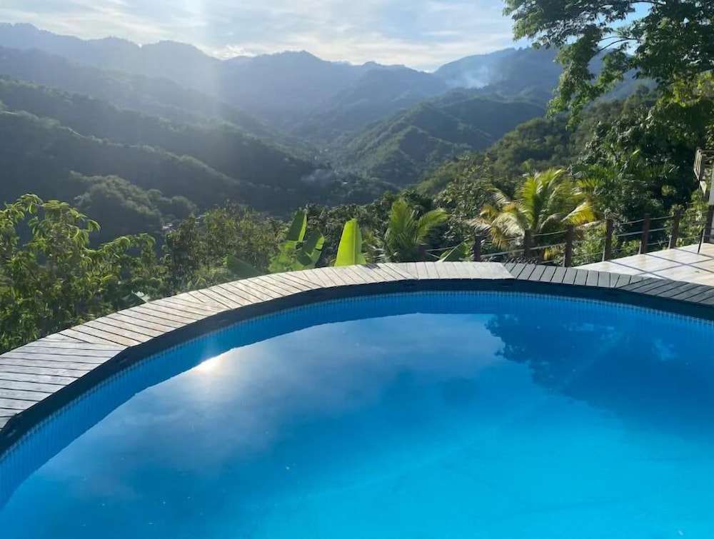 Reggae Legends Estate - carbon neutral hotel in Kingston
