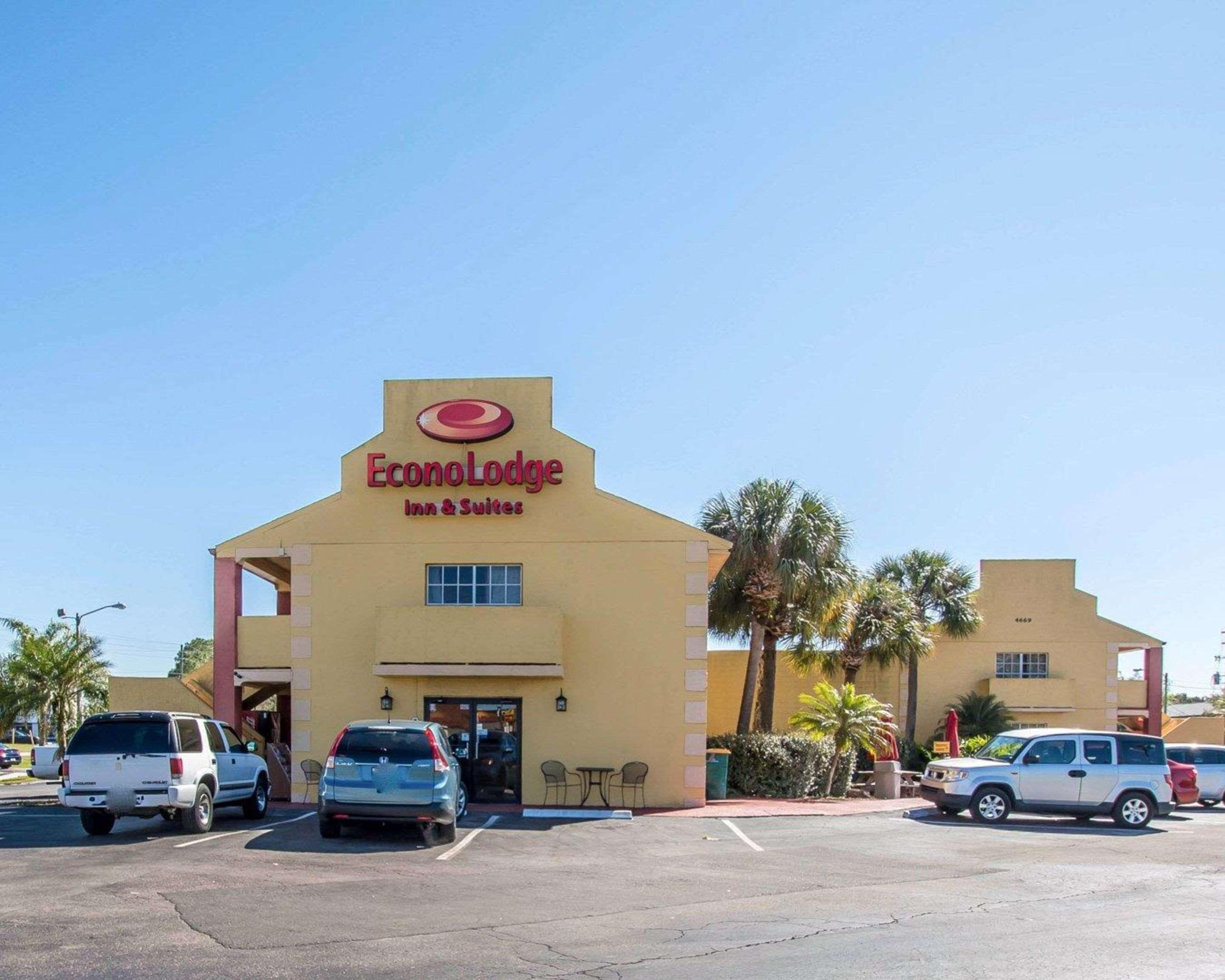 Econo Lodge Inn & Suites Maingate Central - photo 10