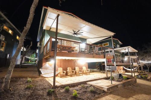 New Lux Cabin Hot Tub FirePit Games — 4-Star Luxury Hotel in Runaway Bay, United States