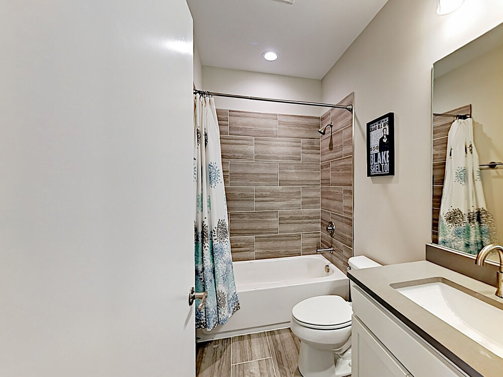 Visually Stunning 2BR 1.5BA Near Downtown Balcony w City View Nashville - photo 22