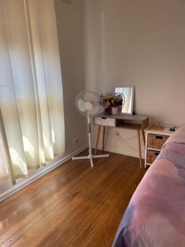 Private Room Near Melbourne Airport — hotel in Deer Park