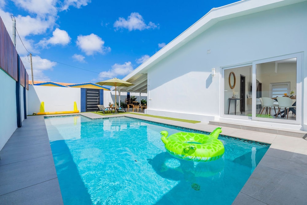 NEW Modern 3BR 3BA Private Pool Centrallylocated in Oranjestad, Aruba