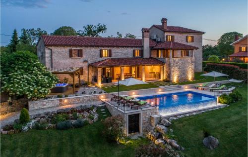 Stunning Home In Tinjan — 5-Star Luxury Hotel in Tinjan, Croatia