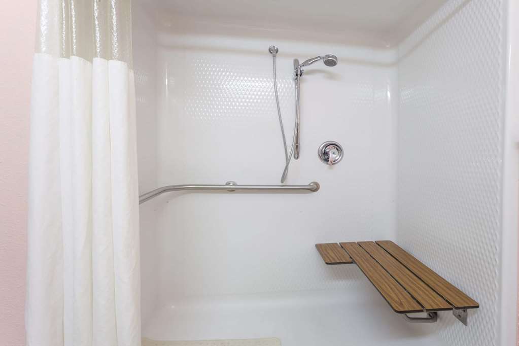 Howard Johnson by Wyndham Airport - photo 10