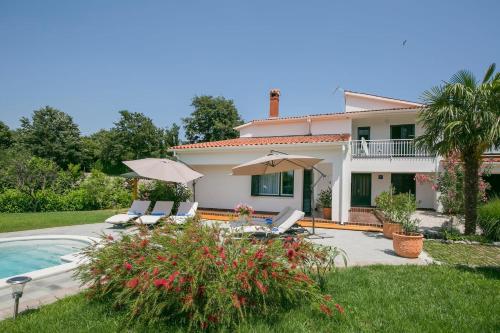 Grosse Luxus Villa fur 12 Personen mit Pool Jachuzzi und Meeresnähe — 4-Star Luxury Hotel in Labin, Croatia
