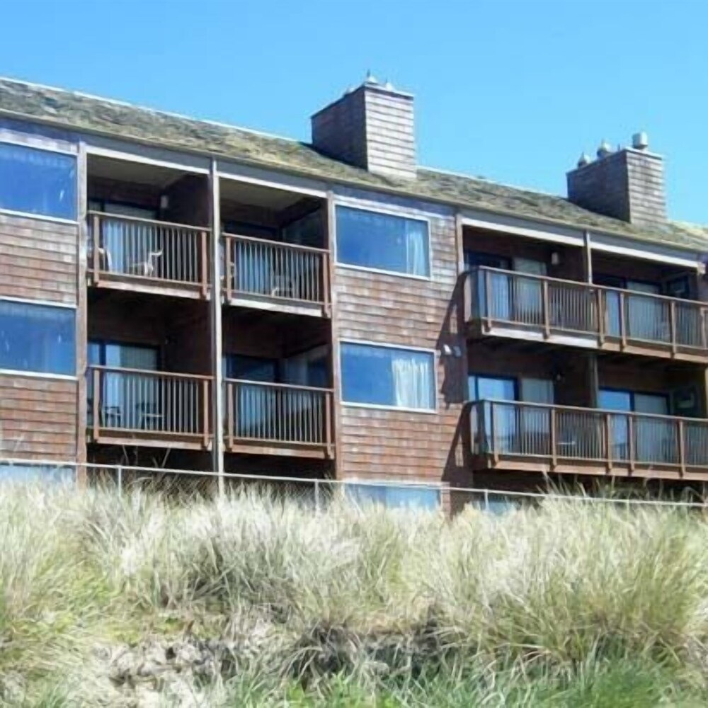 Cozy Cove Beachfront Resort Inn - featured photo