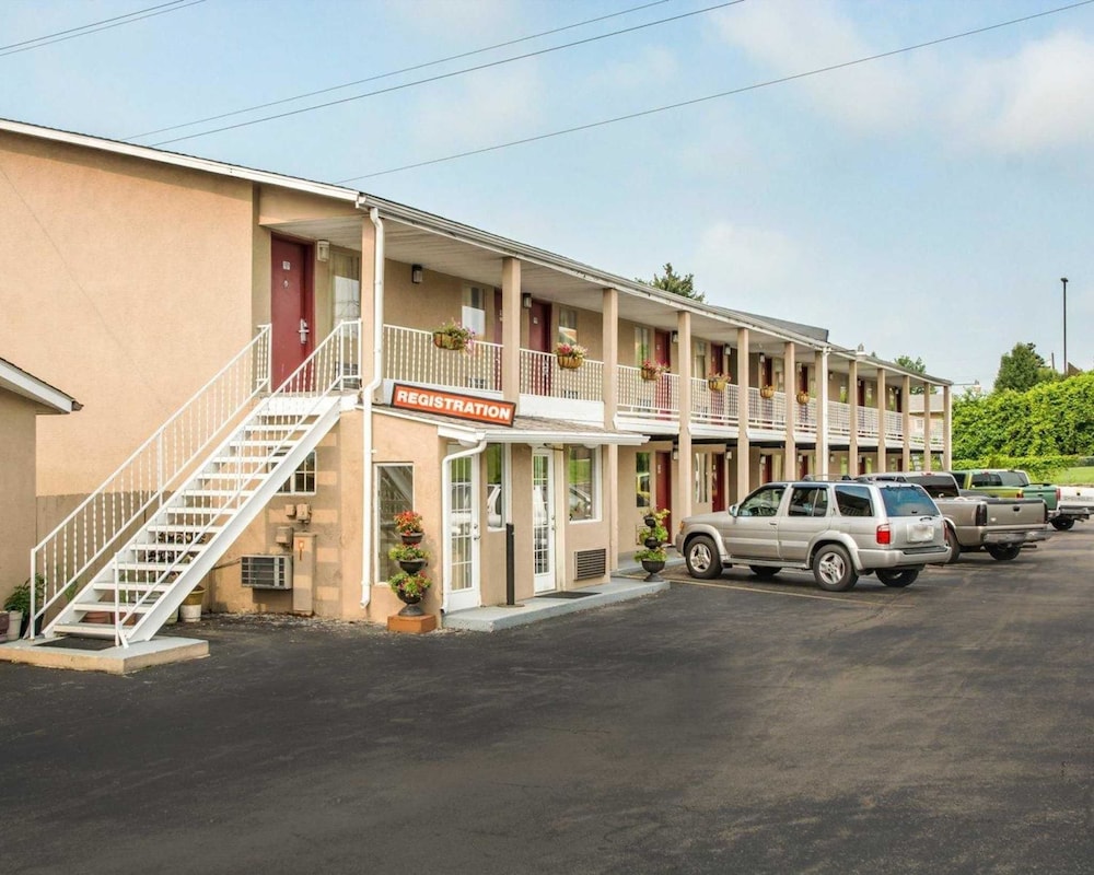 Econo Lodge Franklin Springboro - photo 12