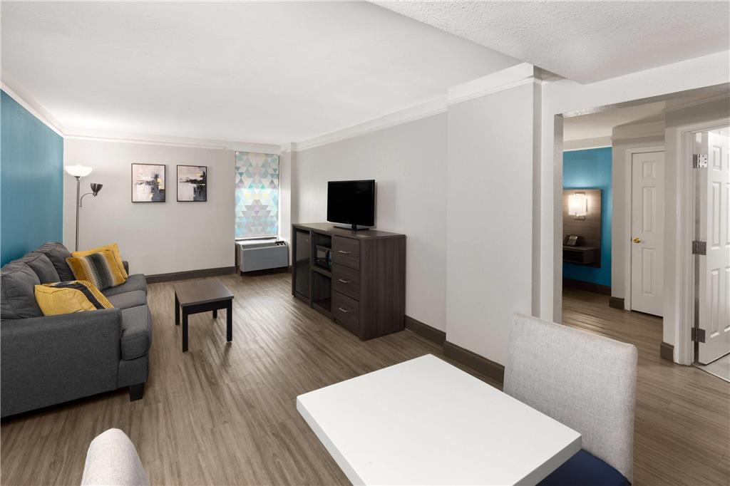 La Quinta Inn & Suites by Wyndham Houston Stafford Sugarland - photo 20
