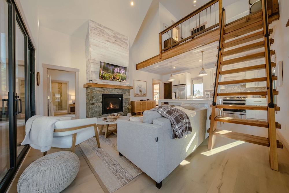 Wilderness Club Nest Modern Cabin Retreat for 9 w Hot Tub — 4-Star Luxury Hotel in Eureka, United States
